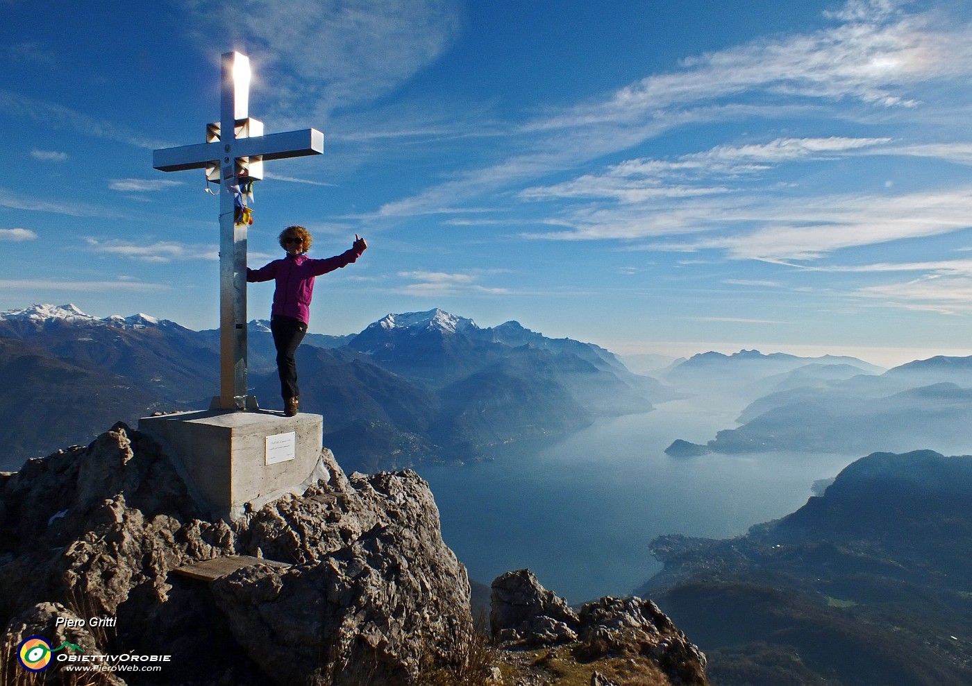 53 Alla croce di vetta del Monte Grona (1736 m) con vista verso il Lago di Comeo.JPG